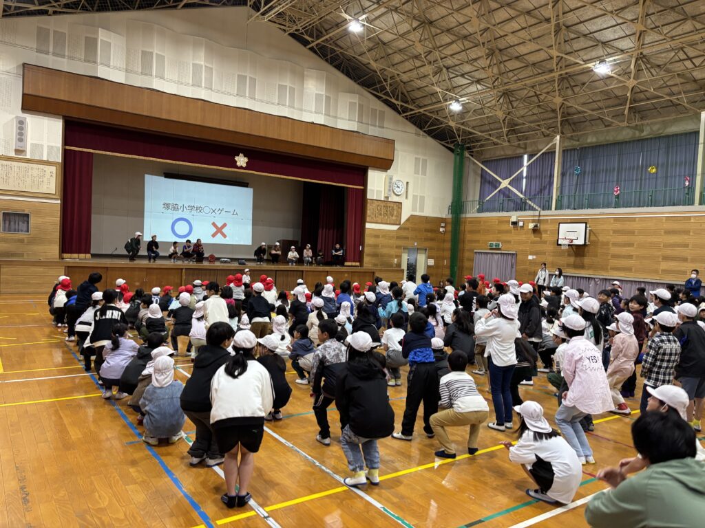 最初は全校で○×クイズ