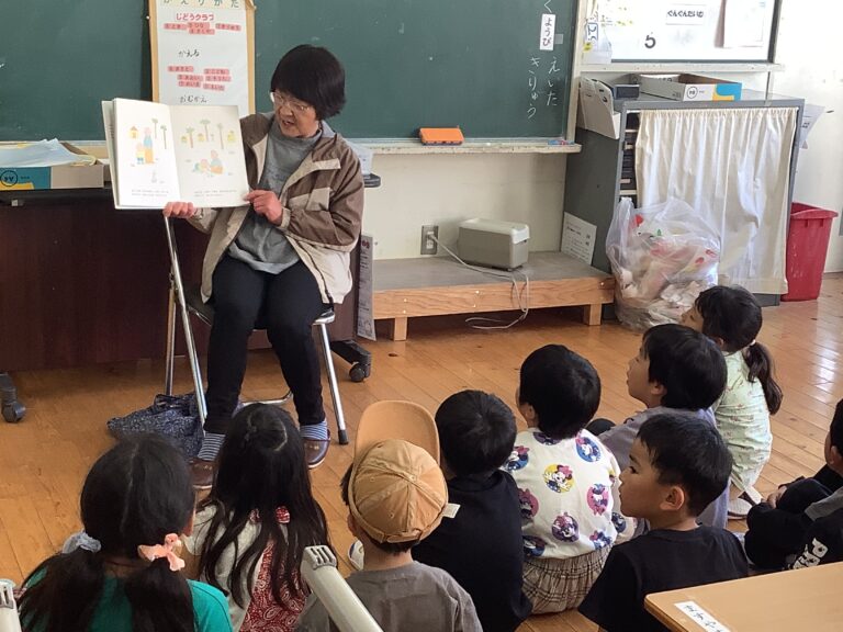 読み聞かせボランティア 竹田市立荻小学校